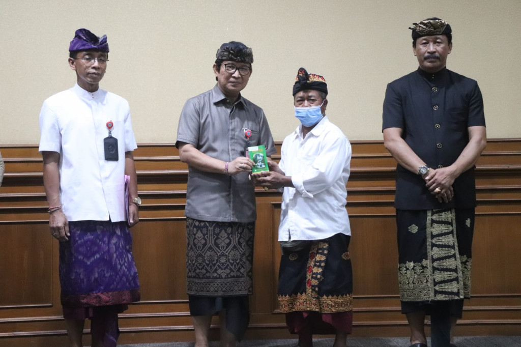 Serahkan SK Pekaseh dan Dana Aci